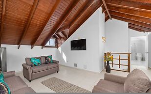 Spacious Renovated House Prvt Pool 5 min to Bch