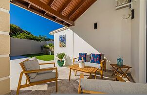 Spacious Renovated House Prvt Pool 5 min to Bch