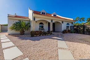 Spacious Renovated House Prvt Pool 5 min to Bch