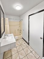 Super 7 Motel