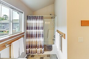 Coastal Oregon Home: Walk to Dock!