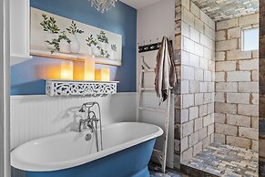 Kingsby Cottage - 1BR & Mountain Views