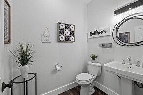 Kingsby Cottage - 1BR & Mountain Views