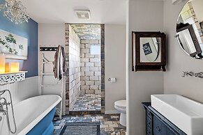 Kingsby Cottage - 1BR & Mountain Views