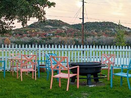 Kingsby Cottage - 1BR & Mountain Views