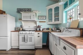 Kingsby Cottage - 1BR & Mountain Views