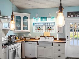 Kingsby Cottage - 1BR & Mountain Views