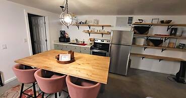 Stunning Phoenix Studio Stylish Oasis in a Prime Location