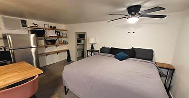 Stunning Phoenix Studio Stylish Oasis in a Prime Location
