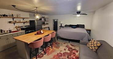 Stunning Phoenix Studio Stylish Oasis in a Prime Location