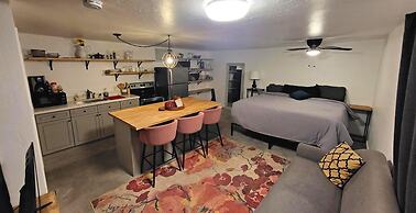 Stunning Phoenix Studio Stylish Oasis in a Prime Location