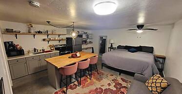 Stunning Phoenix Studio Stylish Oasis in a Prime Location