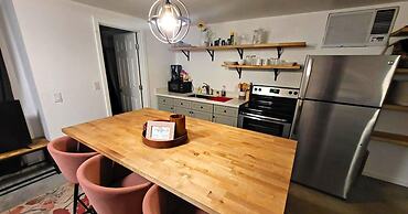 Stunning Phoenix Studio Stylish Oasis in a Prime Location