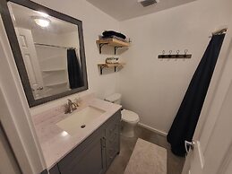 Stunning Phoenix Studio Stylish Oasis in a Prime Location