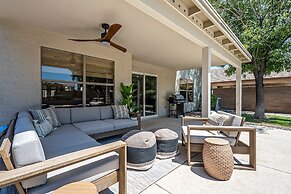 Dos Palmas - Gilbert Poolside Retreat