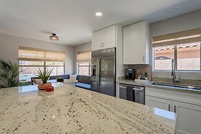 Dos Palmas - Gilbert Poolside Retreat