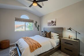 Dos Palmas - Gilbert Poolside Retreat