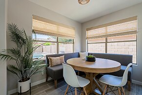 Dos Palmas - Gilbert Poolside Retreat