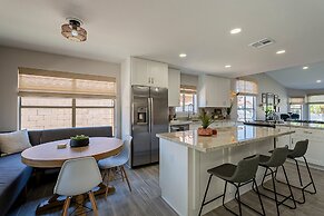 Dos Palmas - Gilbert Poolside Retreat