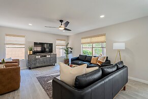 Dos Palmas - Gilbert Poolside Retreat