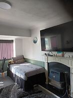 Apartment-sleeps3-parking-garden-internet