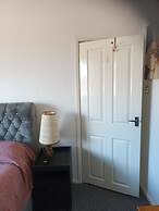 Apartment-sleeps3-parking-garden-internet