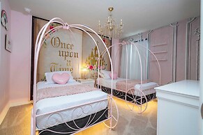 Stunning 7Bd Jacuzzi Pool Close to Disney Windsor Cay 16217