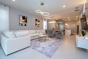 Stunning 7Bd Jacuzzi Pool Close to Disney Windsor Cay 16217