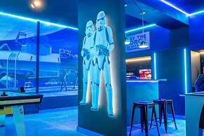 Stunning 7Bd Jacuzzi Pool Close to Disney Windsor Cay 16217