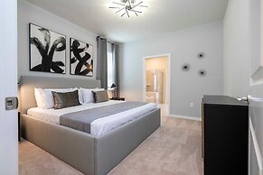 Stunning 7Bd Jacuzzi Pool Close to Disney Windsor Cay 16217