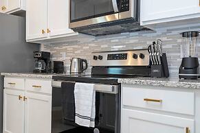 Stunning 7Bd Jacuzzi Pool Close to Disney Windsor Cay 16217