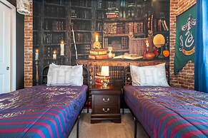 Stunning 7Bd Jacuzzi Pool Close to Disney Windsor Cay 16217