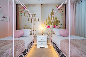 Stunning 7Bd Jacuzzi Pool Close to Disney Windsor Cay 16217