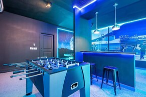 Stunning 7Bd Jacuzzi Pool Close to Disney Windsor Cay 16217