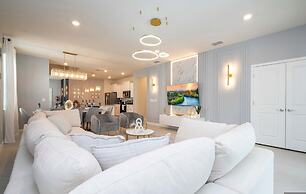 Stunning 7Bd Jacuzzi Pool Close to Disney Windsor Cay 16217