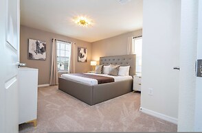 Stunning 7Bd Jacuzzi Pool Close to Disney Windsor Cay 16217