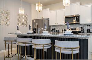 Stunning 7Bd Jacuzzi Pool Close to Disney Windsor Cay 16217