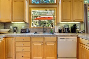 Sunny Cabin: 1 Mi to Tahoe Donner Resort!