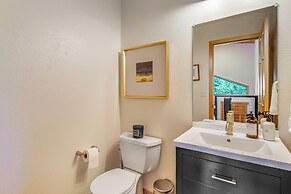 Sunny Cabin: 1 Mi to Tahoe Donner Resort!