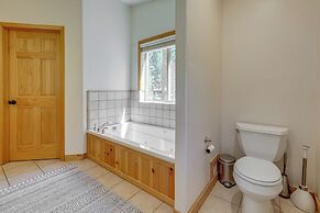 Sunny Cabin: 1 Mi to Tahoe Donner Resort!