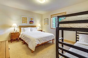 Sunny Cabin: 1 Mi to Tahoe Donner Resort!