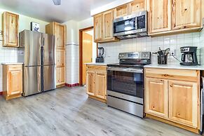 Home ~ 17 Mi to Detroit w/ Patio & Grill!