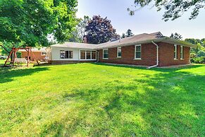 Home ~ 17 Mi to Detroit w/ Patio & Grill!