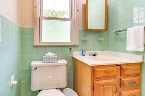 Home ~ 17 Mi to Detroit w/ Patio & Grill!