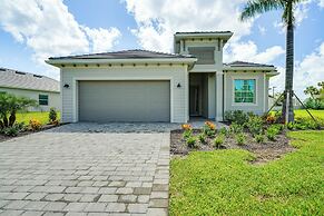 Luxe Venice Gem w/ Outdoor Pool & Hot Tub