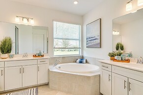 Luxe Venice Gem w/ Outdoor Pool & Hot Tub