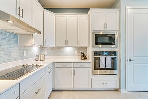 Luxe Venice Gem w/ Outdoor Pool & Hot Tub