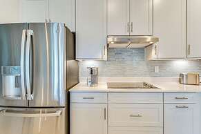 Luxe Venice Gem w/ Outdoor Pool & Hot Tub