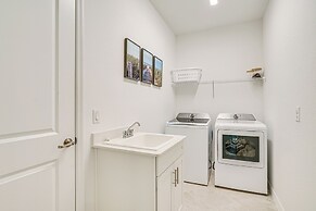 Luxe Venice Gem w/ Outdoor Pool & Hot Tub