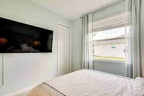 Luxe Venice Gem w/ Outdoor Pool & Hot Tub